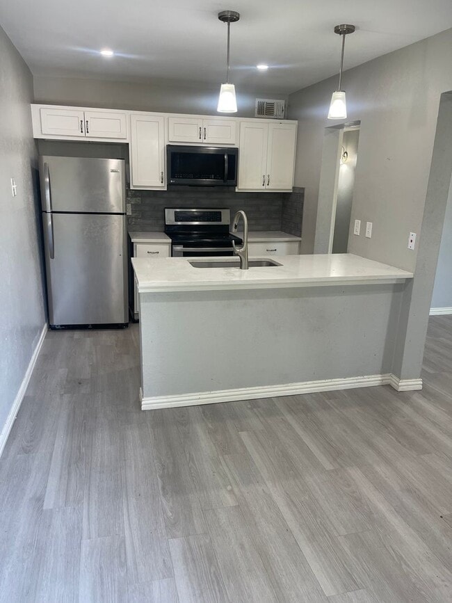 Building Photo - 5826 Sandhurst Ln