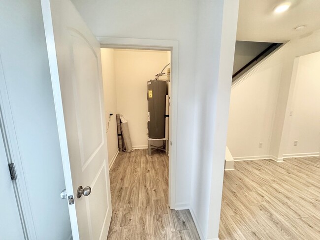 Foto del edificio - 2 br 2.5 ba townhome near shopping AVAILAB...