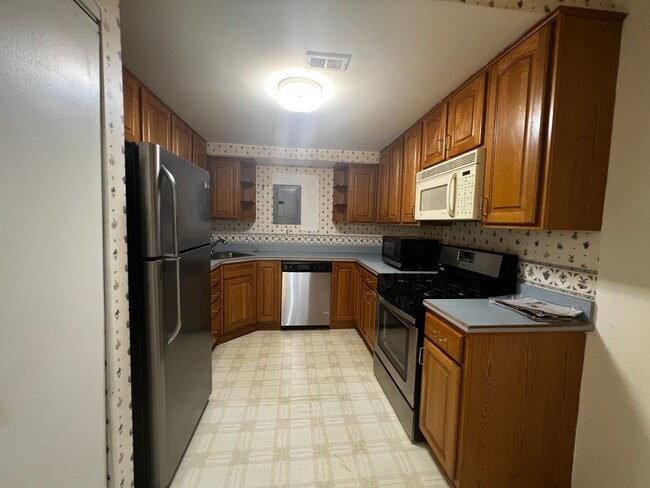 Building Photo - Cozy 3 BR & A Den/1 Full BA & 2 Half BA 2-...
