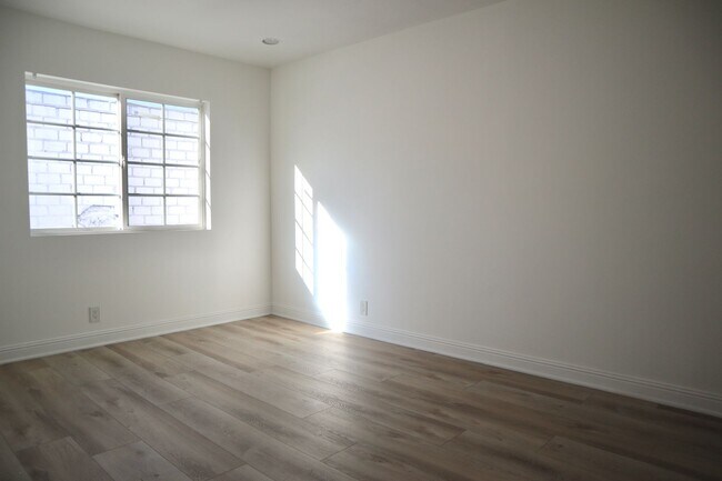 Foto del edificio - 2bed2bath Apartment in Heart of Pico Robertson!