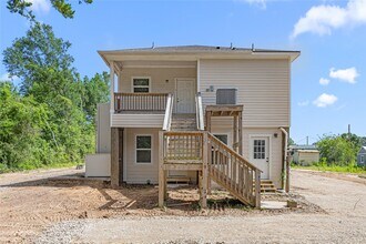 Building Photo - 28096 7 Sisters Rd