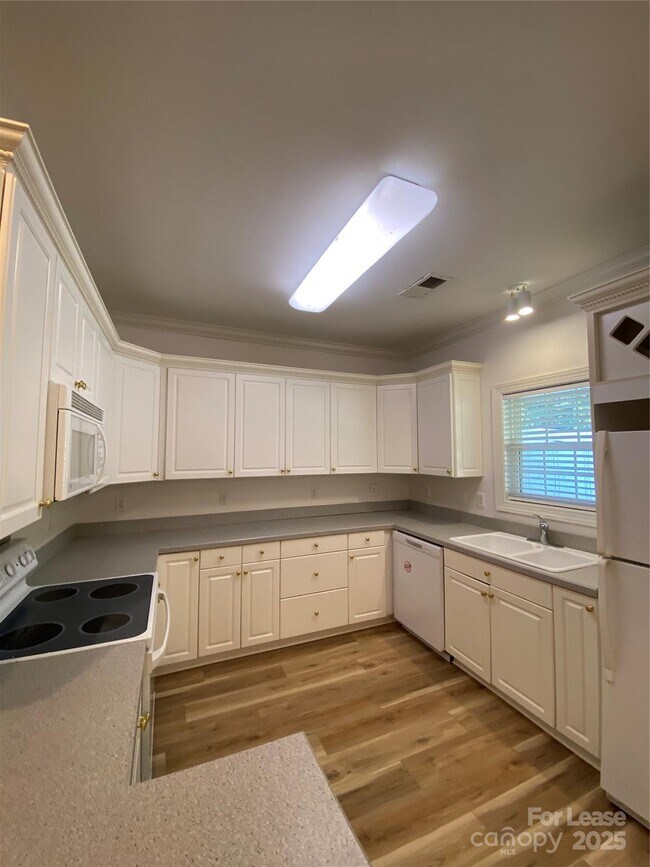 Foto del edificio - 532 Knighton Hill Rd