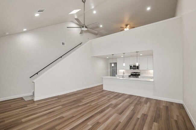 Building Photo - 7625 Woodford Ave