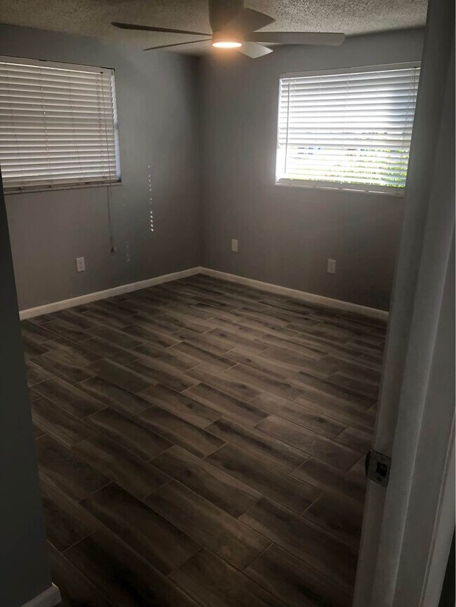 bedroom - 5208 Lloyd St