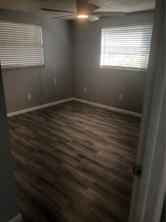 bedroom - 5208 Lloyd St