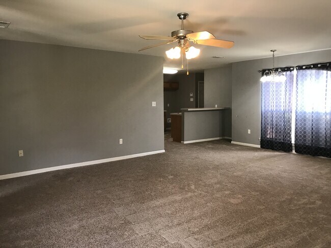 Foto del edificio - 3 Bedroom House in Denham Springs