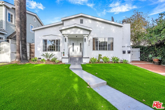 Building Photo - 922 S Bundy Dr