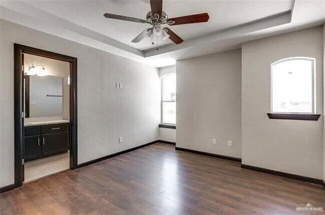 Building Photo - 1403 W Kiwi Ave