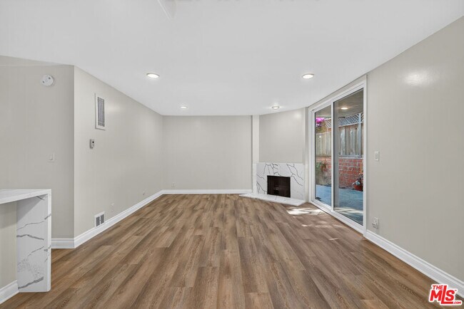Foto del edificio - 6305 Green Valley Cir