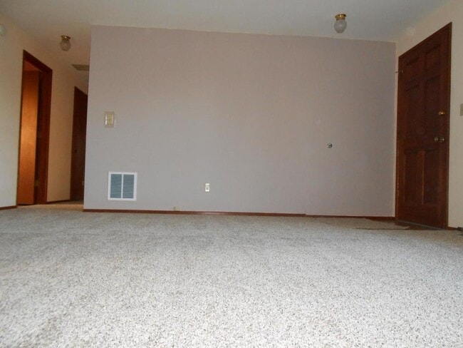 Building Photo - 2860 Willow Dr