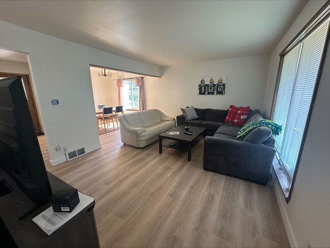 Living Room - 193 Lakeview Ct