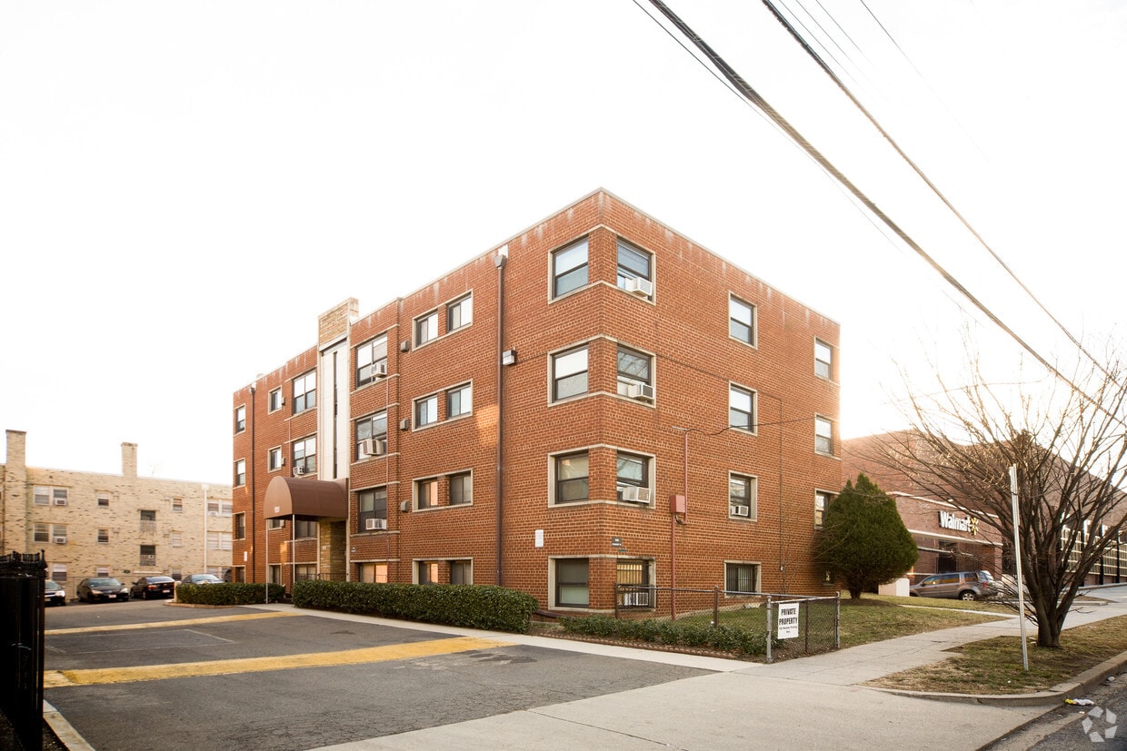 Primary Photo - 920 Peabody St NW