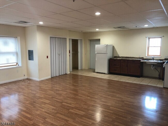 Foto del edificio - 250 Amboy Ave