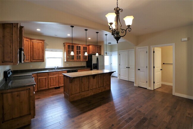 Building Photo - Beautiful Harvest Park Mapleton Townhouse