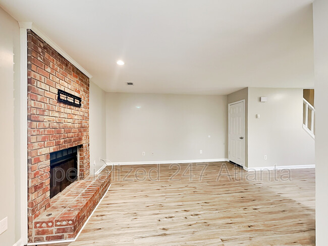 Building Photo - 5022 Hawthorne Ct