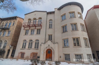 Building Photo - 7447 N Hoyne Ave