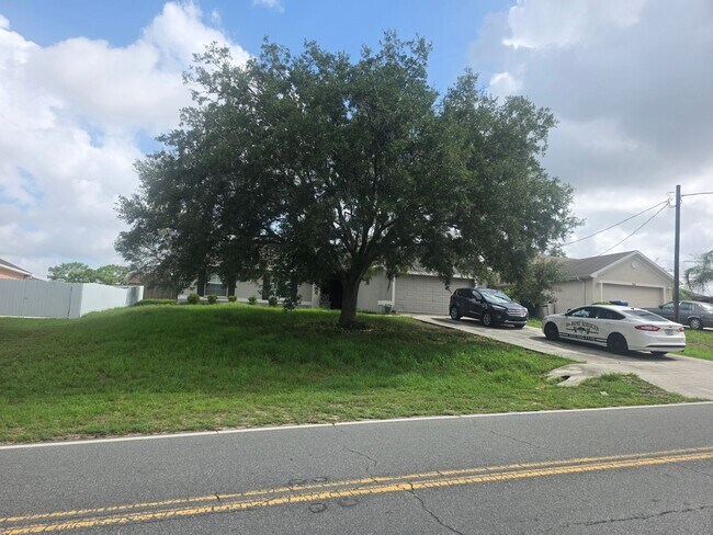 Building Photo - Large 4 bedroom 2 bath House