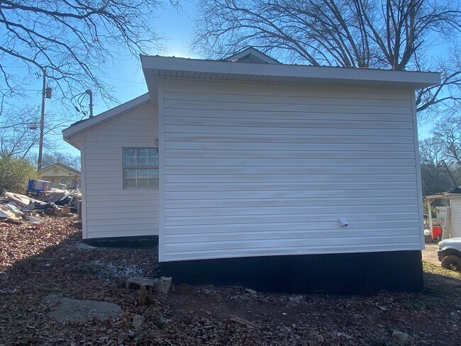Building Photo - 1001 Fairview Ave