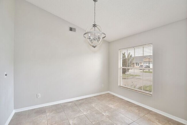 Foto del edificio - Stunning 3/2 Home with a Spacious 2 Car Garage in the sought-after Royal Manor Estates - Orlando!