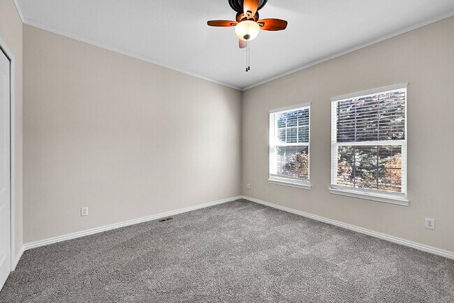 Foto del edificio - $2,095.00, 3-bed + Bonus room, 2.5 bath, l...