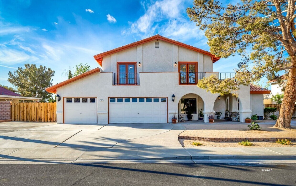 Foto principal - Beautiful 4 bed, 3 bath home in College He...