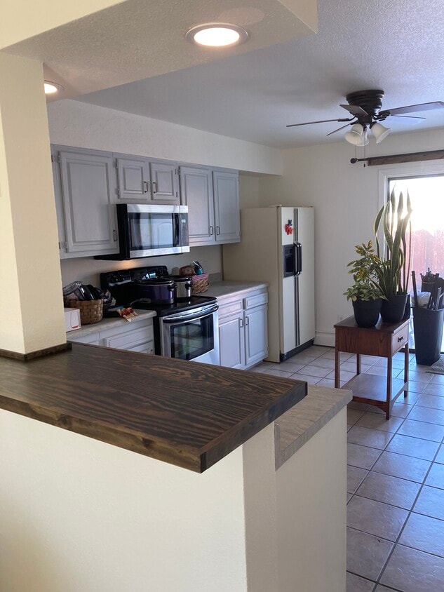 Primary Photo - 557 W Pabor Way #4