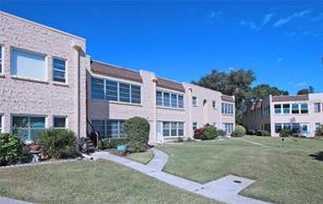 Foto del edificio - 221 Cedarwood Cir