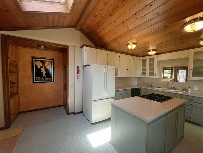 Building Photo - Home the Atascadero Hills! Tree House Retr...