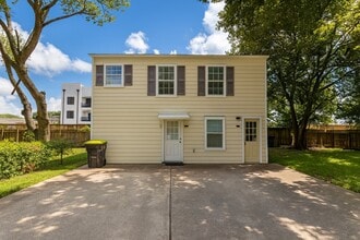 Building Photo - 422 W Burleson St