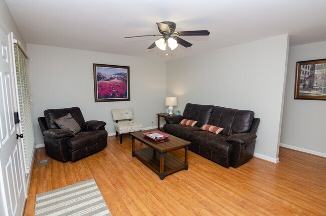 Foto del edificio - Stunning remodeled home in Franklin with a garage