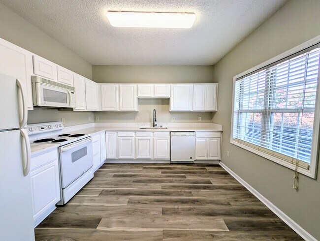 Foto del edificio - Move-In Ready Townhome with Downstairs Pri...
