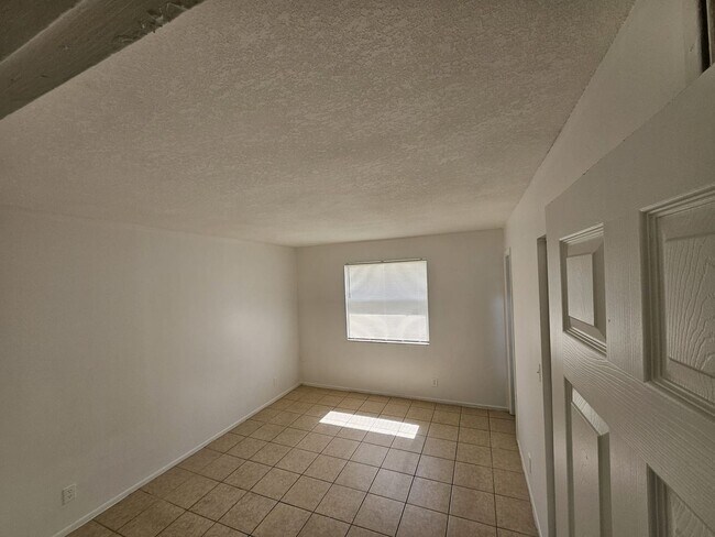 Building Photo - One bedroom one bath