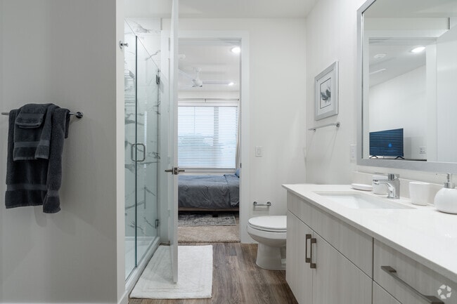 1BR, 1BA - 600SF - Bathroom - CO/OP Maple