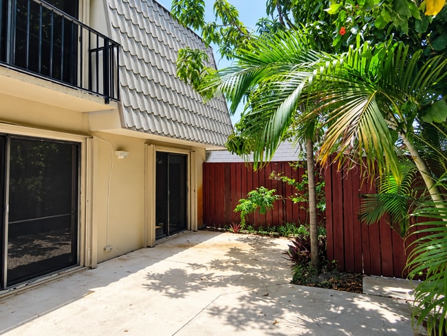 Building Photo - 1700 Embassy Dr