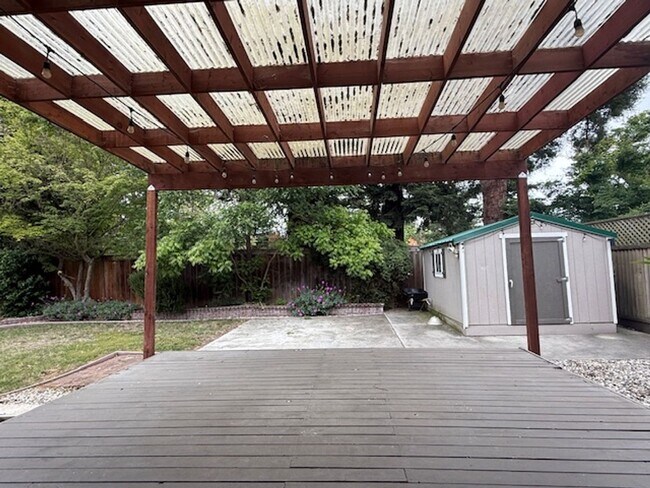 Foto del edificio - Private Redwood Setting | 4BR Home with Family Room, Bar & Garage Workspace - Available Now