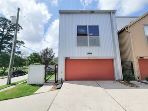 Building Photo - 2605 Calumet St