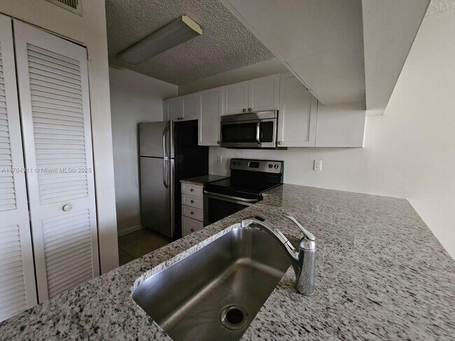 Building Photo - 22203 Glenmoor Dr
