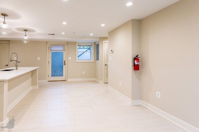 Foto del edificio - Chic One-Bedroom Plus Den Near Eastern Mar...