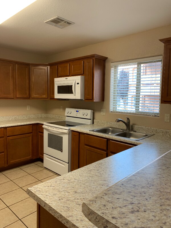 6345 Reynolds Dr Unit D15, Las Cruces, NM 88011 Room for Rent in Las