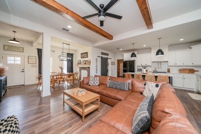 Foto del edificio - STUNNING modern farmhouse built in 2022 on 1 acre just outside the city limits of Tyler!