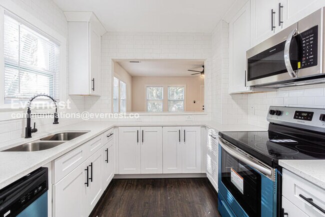 Foto del edificio - 3 Bed/2 Bath Home with Fenced Yard & Off-Street Parking / Pet-Friendly / Coming Soon!