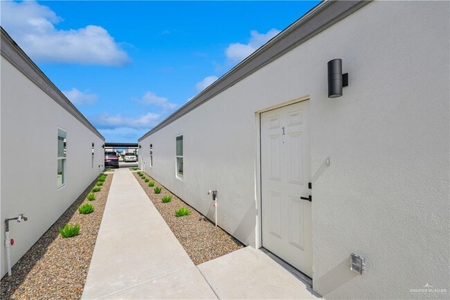 Building Photo - 23 Robin Rd