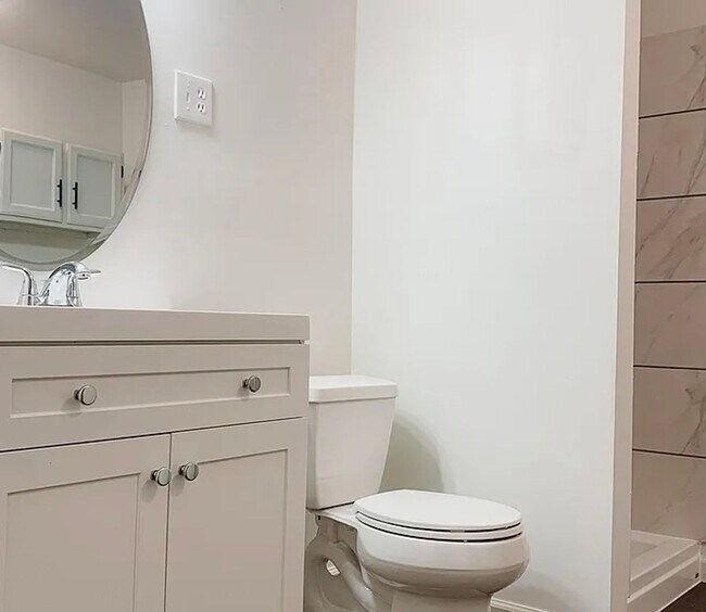 Foto del edificio - 4BR Tri-Level with Sunroom & Oversized Fenced Yard & 2-Car Garage!