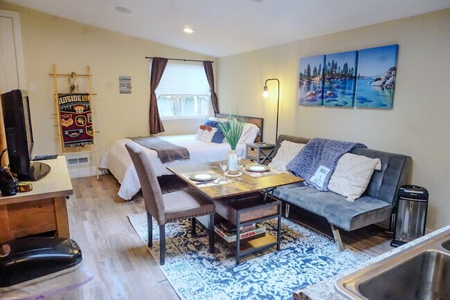 La mesa de centro se convierte en mesa de comedor - 842 Tahoe Keys Blvd