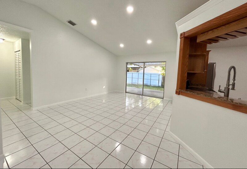 Foto principal - 19662 NW 62nd Ct