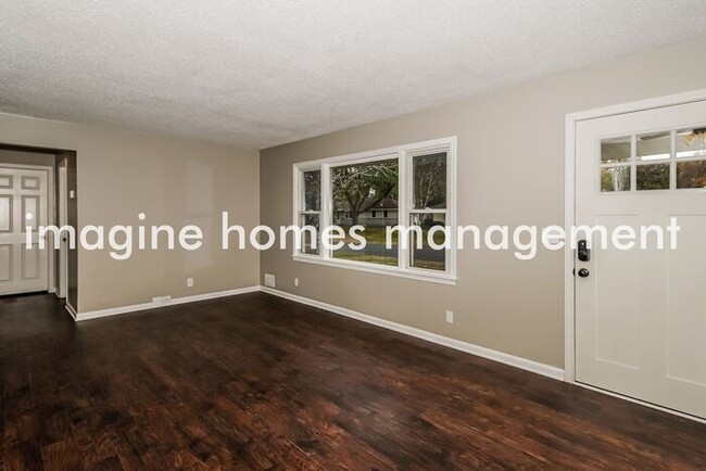 Foto del edificio - Pet-Friendly 4-Bedroom Home in Brooklyn Park!