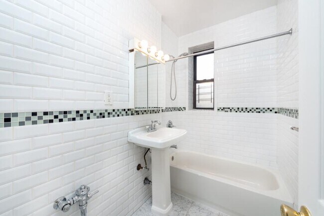Foto del edificio - 1 bedroom in SUNNYSIDE NY 11104