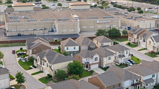 Building Photo - 2105 Town Centre Dr