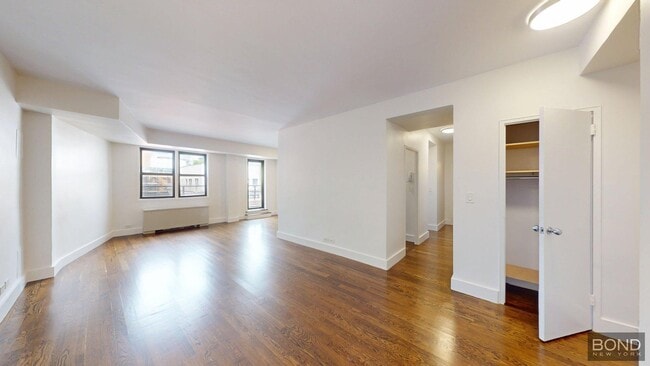 Building Photo - 220 E 63rd St