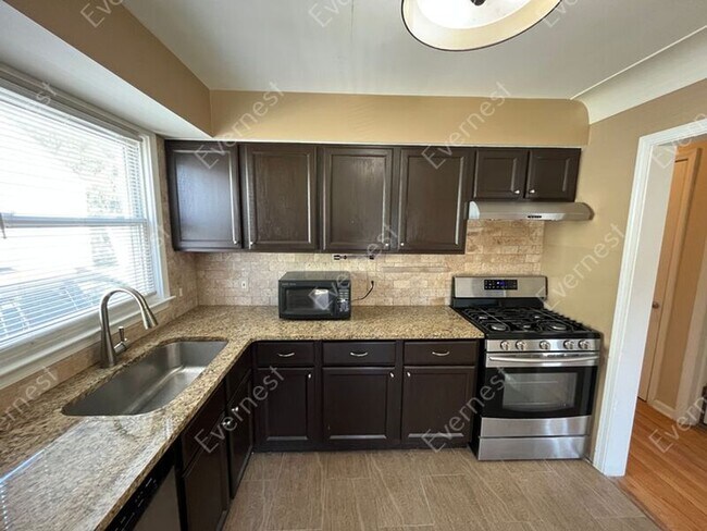 Foto del edificio - 2109 E Lincoln Ave